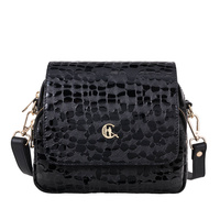 Skórzana listonoszka Canaletto o strukturze kropli – elegancja i funkcjonalność na co dzień TD655s258